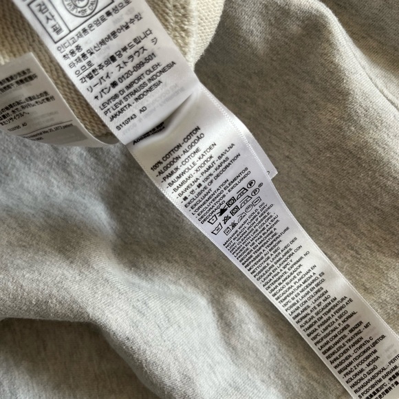 Levi's Crewneck Sweatshirt in Light Heather Gray - Picture 7 of 8